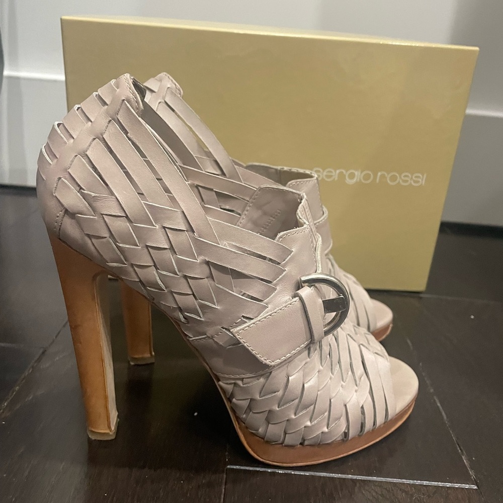 Sergio Rossi woven leather upper peep toe bootie. Size 39 euro